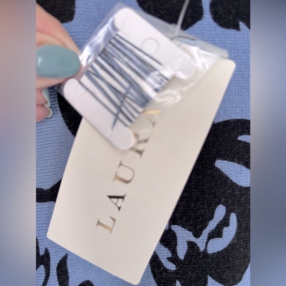 🩵 NWT Laura all over knit Floral print Soft Sweater in navy and medium blu… - Picture 4 of 9